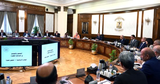 رئيس الوزراء يوجه المحافظين بمنع تحويل أى منطقة خضراء إلى منطقة تجارية
