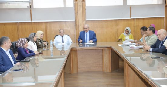 رئيس جامعة قناة السويس يستعرض خطة القوافل الطبية الشاملة