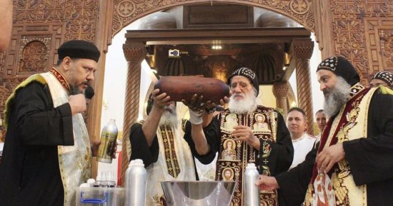 الكنيسة تطيب رفات الشهيدين كيرياكوس ويوليطه أمه بطهطا