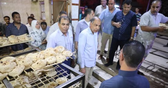 محافظ المنيا يغلق مخبزين فى حملة تموينية مفاجئة فجر اليوم.. صور