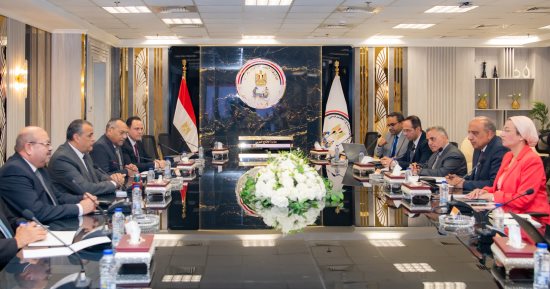 وزير الإنتاج الحربى يبحث مع وزيرى البيئة والكهرباء مستجدات التعاون المشترك
