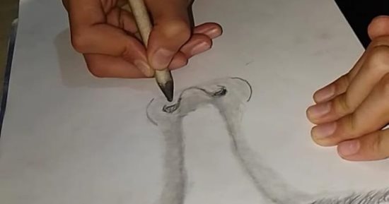 نداء رضا موهبة من ذوى الهمم تبدع فى رسم البورتريه بالفحم