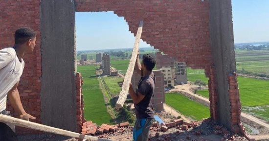 إزالة تعديات بناء مخالف بحى غرب المنصورة.. صور