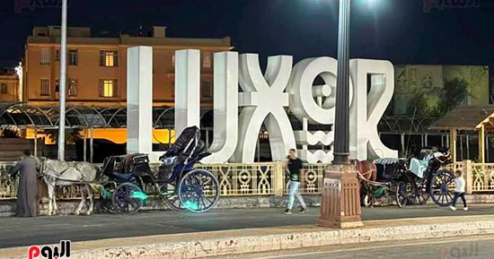 السياح يستكشفون آثار مصر بالحنطور في الأقصر 