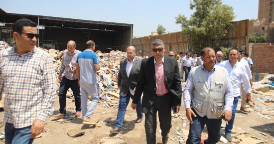 محافظ الجيزة يضبط منشأة بير سلم تعيد تدوير المخلفات داخل الكتلة السكنية بكرداسة.. صور