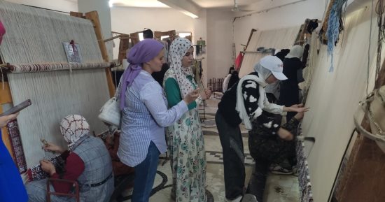 هزموا الفقر والحاجة.. نجع عون بالبحيرة تنتج طعامها وملبسها و95% من سكانها خارج حسابات البطالة.. أهالى القرية: 11 ورشة لإنتاج السجاد اليدوى وأعمال النجارة ونستخدم أحدث تكنولوجيا لزراعة الأسطح.. صور
