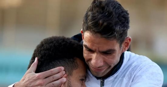 حضن شريف إكرامي لمصطفي فتحي فى تدريب بيراميدز ينهى خلاف مباراة الأهلي.. صورة