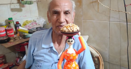 شيخ البلد والفلاحة والقهوجى.. قطع خشبية تجسد التراث القديم بدقة وجودة