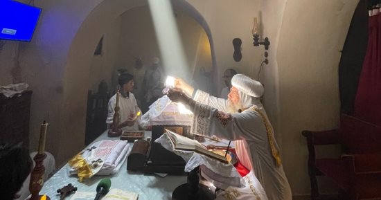 الكنيسة تصلى قداس عيد "مار جرجس" فى كنيسته بصهرجت الكبرى