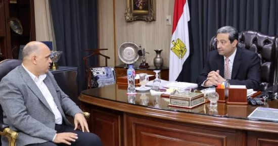 محافظ دمياط يستعرض مع مدير مديرية التموين حملات التفتيش على الأسواق 