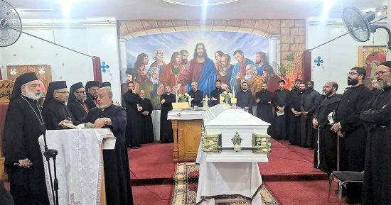 إيبارشية سوهاج للأقباط الكاثوليك تصلى جناز وداع راعى كنيسة القديسة ريتا بطما