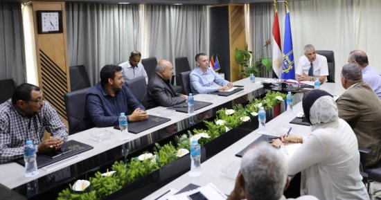 محافظ أسوان يوجه بسرعة حل مشكلة الصرف الصحى لمحطة الكرور