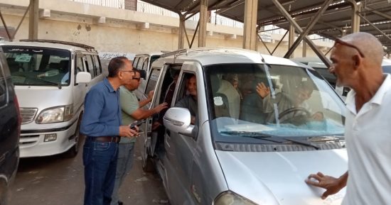 محافظ المنيا يتابع الحملات الرقابية على المواقف للتأكد من الالتزام بالتعريفة الجديدة