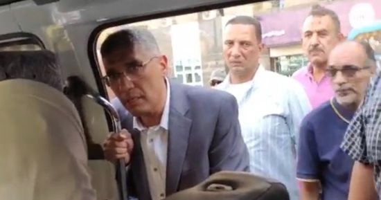 محافظ الجيزة يتفقد المواقف ويسأل المواطنين عن التزام السائقين بالتعريفة.. فيديو