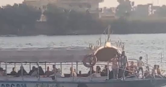 هربا من الحر.. فسحة أهالى كفر الشيخ فى نهر النيل بدسوق.. فيديو