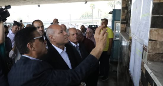 محافظ القاهرة يتفقد مواقف النقل الجماعى للتأكد من الالتزام بالتعريفة الجديدة
