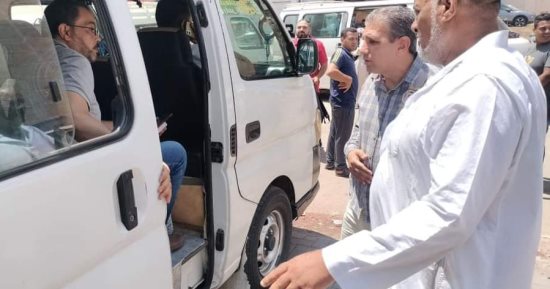 رئيس مدينة الزقازيق يتابع انتظام المواقف والالتزام بالتعريفة الجديدة.. صور