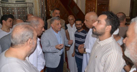 محافظ الإسماعيلية يلتقى بعدد من مواطنى المحافظة عقب أداء صلاة الجمعة