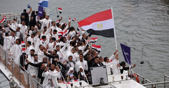 علم مصر يرفرف فى سماء باريس.. سارة سمير وأحمد الجندى يرفعان العلم المصري فى حفل افتتاح الأولمبياد.. ظهور تاريخى للفراعنة فى مركب بنهر السين.. ووزير الرياضة يحضر الحفل برفقة رؤساء الدول والاتحادات.. فيديو وصور