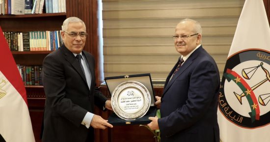 النائب العام يكرم رئيس جامعة القاهرة لإسهاماته الفعالة للنيابة العامة وأعضائها