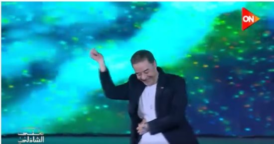 هنشيل بلدنا على كتافنا.. مدحت صالح يرقص بلدى في العلمين.. فيديو