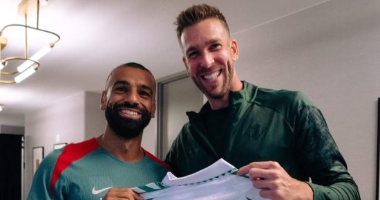أدريان يهدى محمد صلاح قميص ريال بيتيس باسمه قبل الودية المرتقبة.. صورة