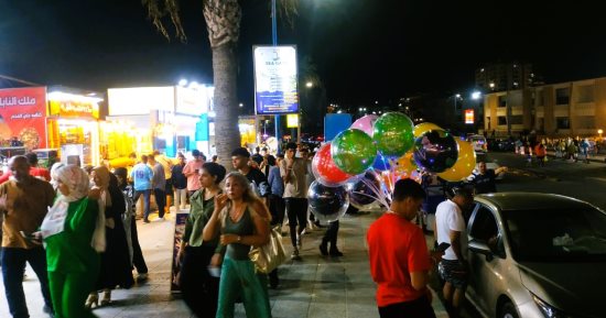 أعداد كبيرة من المصطافين على كورنيش مطروح الفترة المسائية.. فيديو