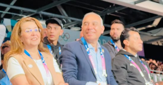 وزير الرياضة وغادة والي يؤازران منتخب اليد أمام المجر في أولمبياد باريس