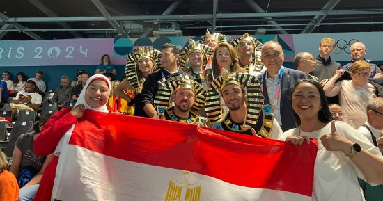 شاهد وزير الرياضة مع الجماهير بالزي الفرعوني في مباراة مصر والمجر لكرة اليد