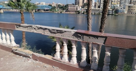 محافظة الدقهلية: كسر كورنيش المنصورة بسبب سيارة مسرعة يقودها شاب.. صور