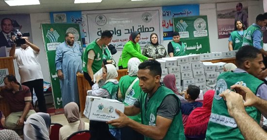 "إيد واحدة".. مؤسسة الكاتب توزع 2000 كرتونة غذائية على الأولى بالرعايا بالبحيرة