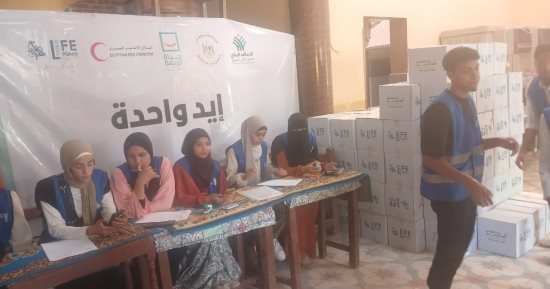 "إيد واحدة".. مؤسسة صناع الحياة توزع كراتين غذائية على الأسر الأكثر احتياجا بالأقصر