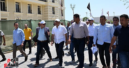 النزول إلى أرض الواقع.. سياسيون: جولات رئيس الوزراء الأخيرة تعزز الثقة بين الحكومة والمستثمرين.. نهج جديد للوقوف على المشكلات.. والتحديات القائمة تتطلب تضافر الجهود لدفع القطاع الصناعي وتحسين بيئة الأعمال