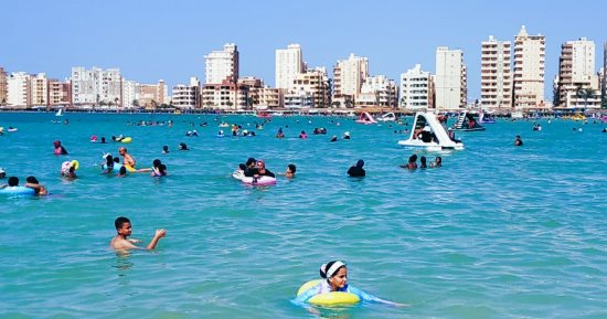 شواطئ مطروح الآمنة تستقبل المواطنين مع استمرار إغلاق البحر المفتوح.. فيديو
