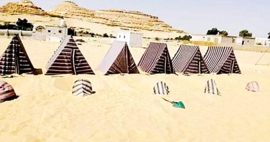 حمامات الرمال تنعش السياحة الصيفية فى واحة سيوة.. دفن المرضى فى الرمال الساخنة تعالجهم من الأمراض الجلدية والعظام.. سياح أجانب ومصريون يتوافدون على مستشفى الطبيعة.. ومراكز العلاج توفر الإقامة والإعاشة والانتقال