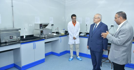 الخشت يفتتح تطوير مركز البحوث الانتقالية والأمان الحيوى بكلية الصيدلة