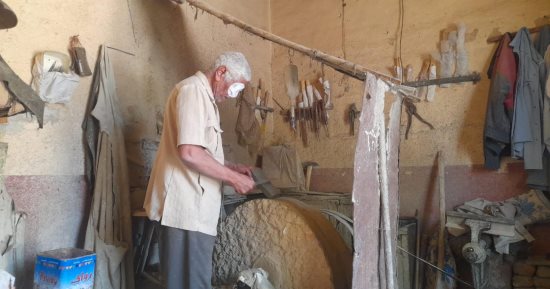تاريخ فى الصنعة.. محل عمره 100 عام بحجر يدوى لسن السكين والمقص بقنا.. صور