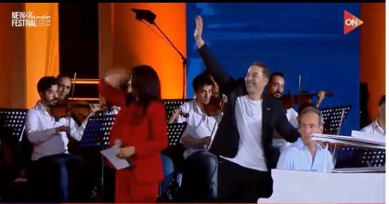 منى الشاذلى تطلب من جمهور حفل مدحت صالح غناء "أنا ابن مصر"