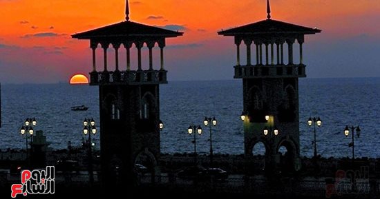 لحظات الغروب ترسم لوحات ساحرة على شواطئ الإسكندرية