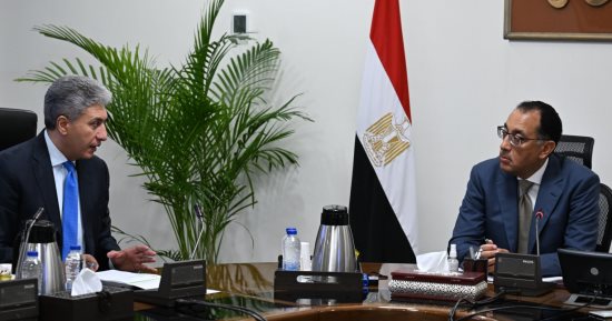 رئيس الوزراء يستعرض المسودة الأولى لاستراتيجية عمل وزارة السياحة والآثار