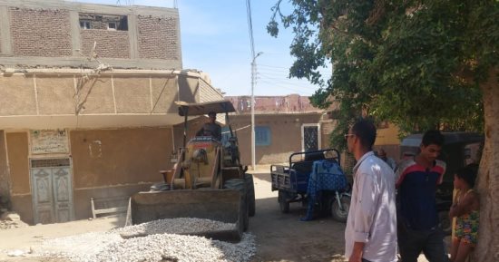حياة كريمة.. تواصل تسوية شوارع النمسا بالأقصر بعد انتهاء أعمال الصرف الصحى