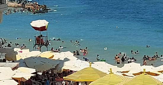الأحوال غير مستقرة فى بحر الإسكندرية.. رفع الرايات الصفراء على جميع الشواطئ.. تحذيرات من ارتفاع الأمواج 2.5 متر.. و"السياحة والمصايف" تؤكد: رفع كفاءة منظومة الإنقاذ على الشواطئ.. فيديو وصور