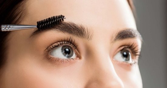 4 وصفات طبيعية للعناية بالحواجب.. منها البصل وزيت الخروع