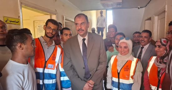 محافظ سوهاج ونائبه يتفقدان مركز شباب دار السلام.. صور