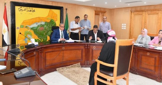 محافظ الفيوم يوجه بتوفير مساعدات مالية ومعاشات لعدد من الأسر الأولى بالرعاية