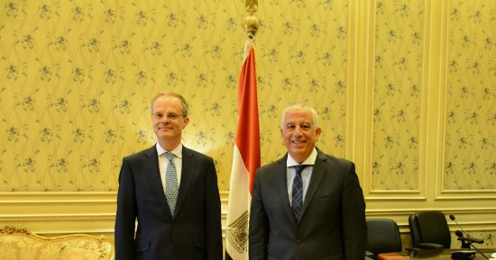 سفير بريطانيا بالقاهرة يشيد بدور مصر فى احتواء الأزمات بالمنطقة 