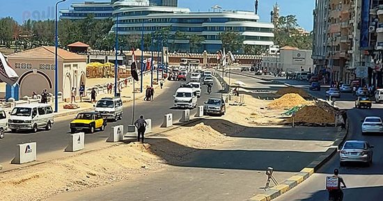 كورنيش الإسكندرية الجديد.. وضع الإنترلوك على الرصيف بالتوازى مع التشغيل التجريبى للمشروع