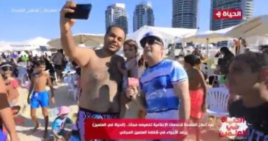 زوار لـ الحياة فى العلمين: شاطئ المتحدة زى الغردقة وشرم.. ويلتقطون سلفى مع شريف مدكور