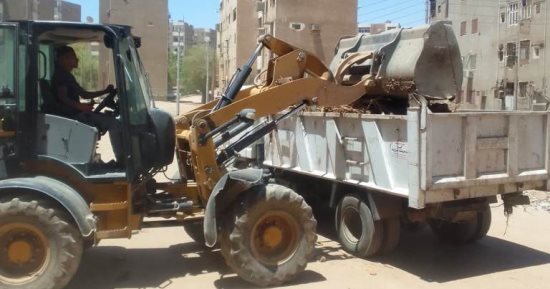 حملات النظافة تستكمل جهودها برفع 370 طناً بأسوان.. صور