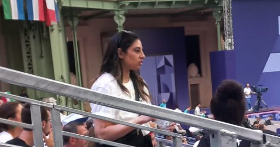 ندى حافظ تؤازر منتخب مصر للسلاح أمام فرنسا من المدرجات فى أولمبياد باريس
